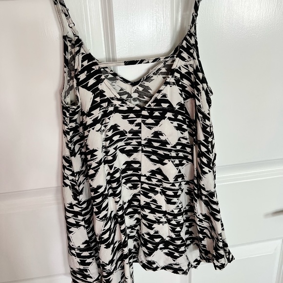 Pattern Black and White Tank Top - Picture 2 of 3